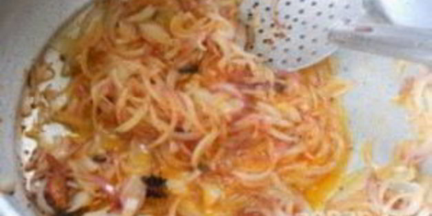 рыба с пряным рисом и орехами