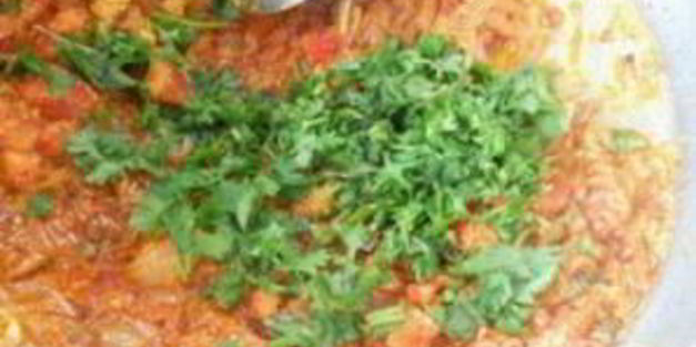 рыба с пряным рисом и орехами