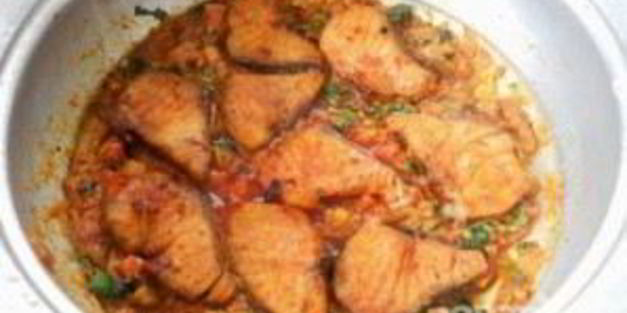 рыба с пряным рисом и орехами