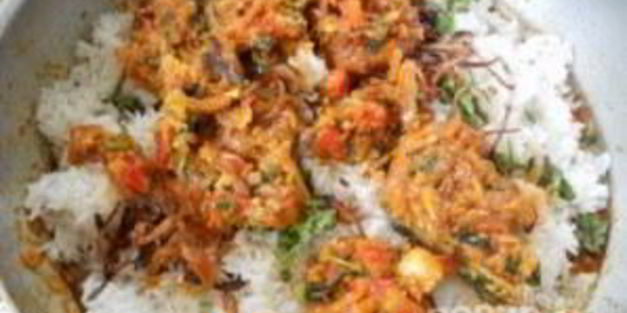 рыба с пряным рисом и орехами