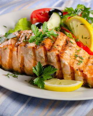 Рыба в пикантном маринаде с салатом по-тайски