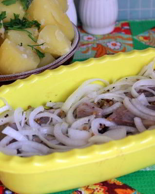 Сельдь с луком в горчично-масляной заправке