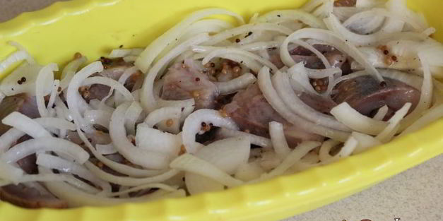 сельдь с луком в горчично-масляной заправке