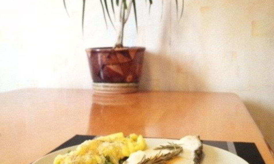 Рецепт сибас в духовке с розмарином и гарниром из фасоли и манго