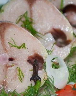 Скумбрия с пряностями в яблочном уксусе