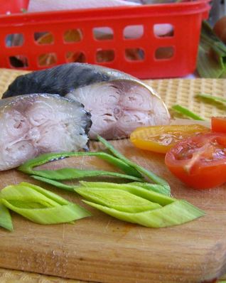 Скумбрия в бутылке в луковой шелухе