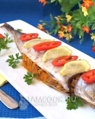 Скумбрия запеченная с луком и морковью