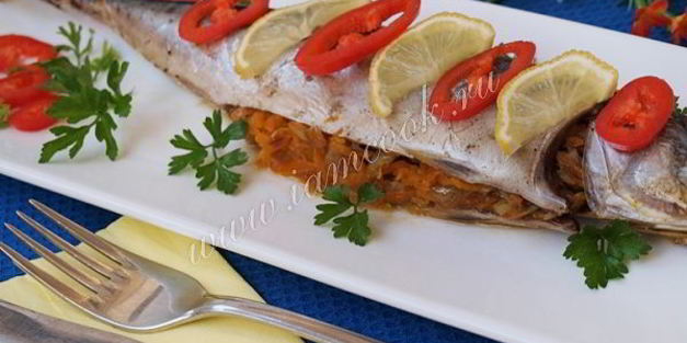 скумбрия запеченная с луком и морковью