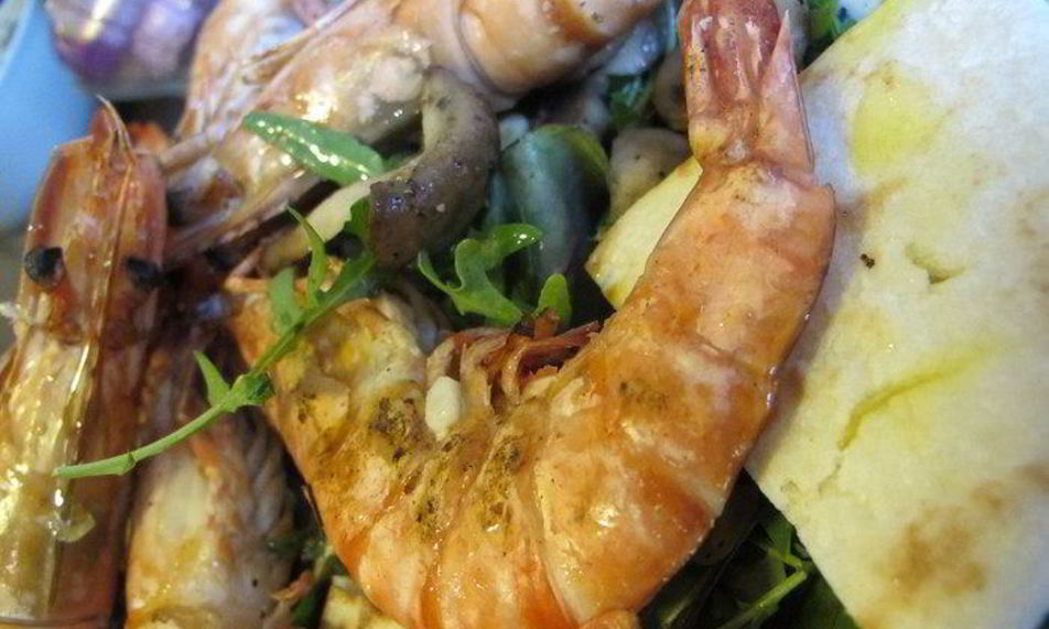 Рецепт тигровые креветки с табаско, лимоном и чесноком на листовой подушке с теплой питой