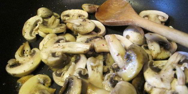 тигровые креветки с табаско, лимоном и чесноком на листовой подушке с теплой питой