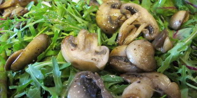 тигровые креветки с табаско, лимоном и чесноком на листовой подушке с теплой питой