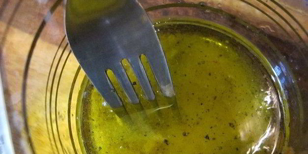 тигровые креветки с табаско, лимоном и чесноком на листовой подушке с теплой питой