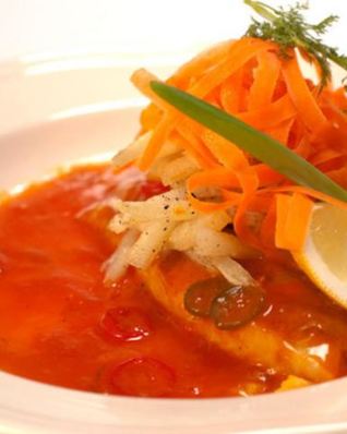 Тилапия, припущенная в морковном соусе