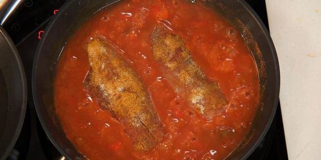 тилапия, припущенная в морковном соусе