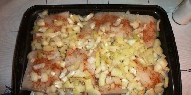треска с морковью и луком в духовке