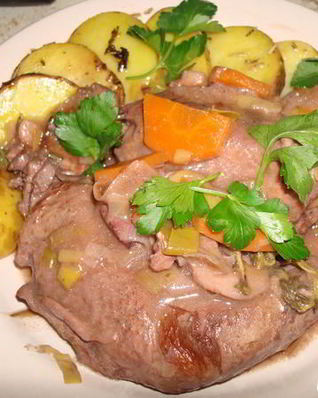 Цесарка, тушеная в красном вине с овощами