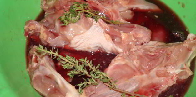 цесарка, тушеная в красном вине с овощами