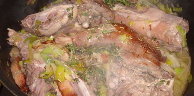 цесарка, тушеная в красном вине с овощами