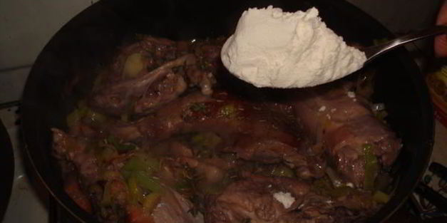 цесарка, тушеная в красном вине с овощами