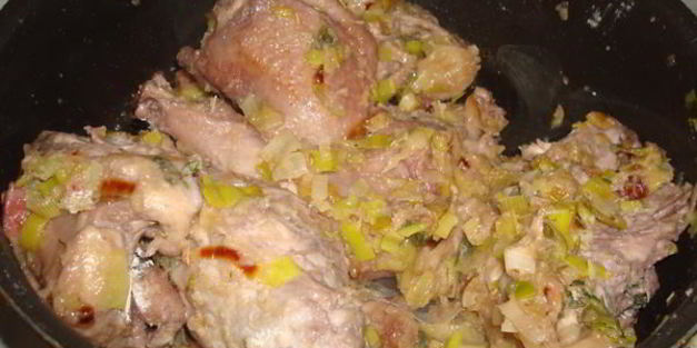 цесарка, тушеная в красном вине с овощами