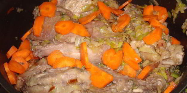 цесарка, тушеная в красном вине с овощами