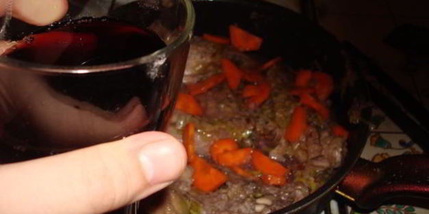 цесарка, тушеная в красном вине с овощами