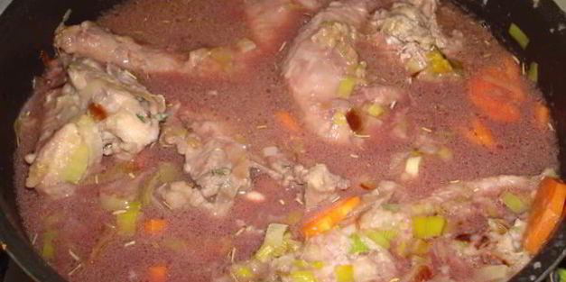 цесарка, тушеная в красном вине с овощами