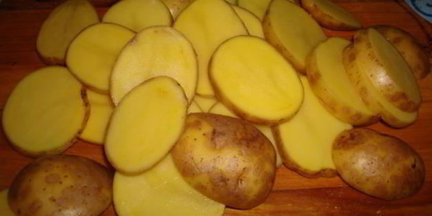 цесарка, тушеная в красном вине с овощами