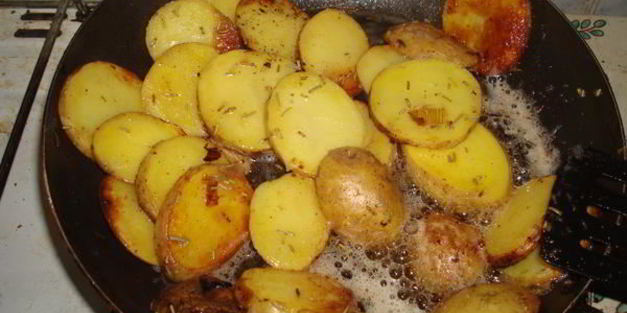 цесарка, тушеная в красном вине с овощами