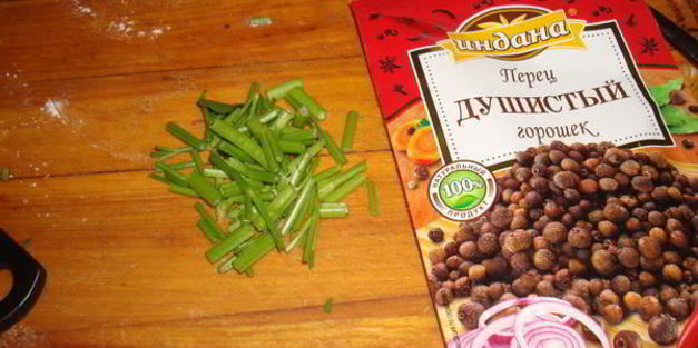 цесарка, тушеная в красном вине с овощами