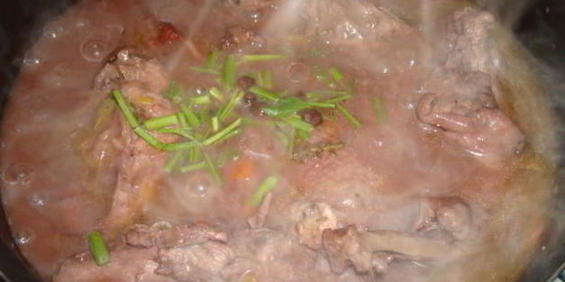 цесарка, тушеная в красном вине с овощами