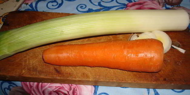 цесарка, тушеная в красном вине с овощами