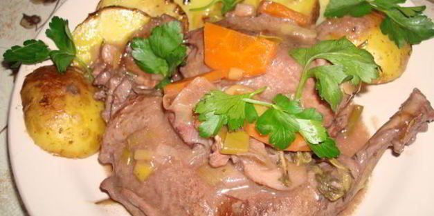 цесарка, тушеная в красном вине с овощами