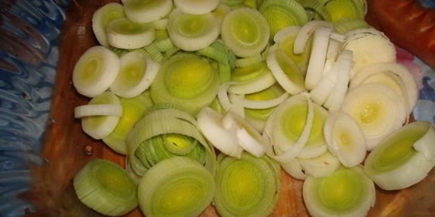 цесарка, тушеная в красном вине с овощами