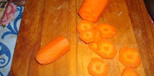 цесарка, тушеная в красном вине с овощами