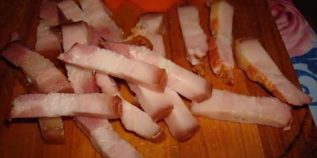 цесарка, тушеная в красном вине с овощами