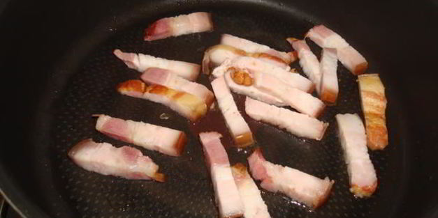 цесарка, тушеная в красном вине с овощами