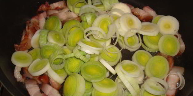 цесарка, тушеная в красном вине с овощами