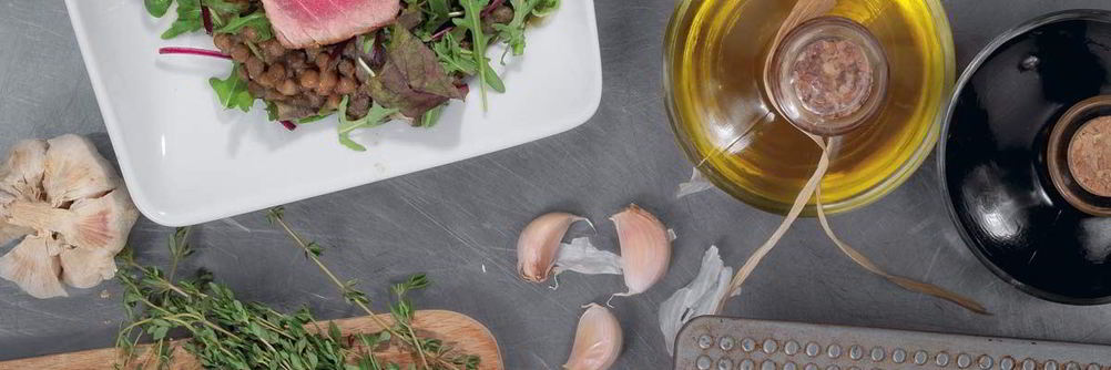 Тунец с чечевицей и рукколой