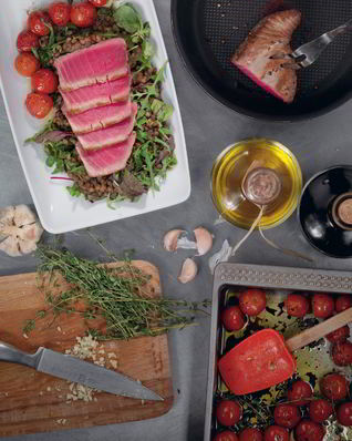 Тунец с чечевицей и рукколой