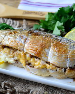 Запеченная скумбрия с орехово-сырной начинкой