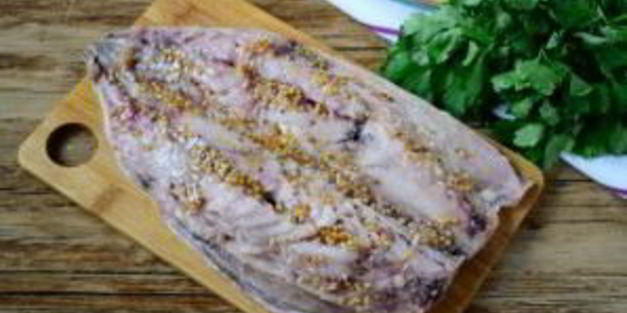 запеченная скумбрия с орехово-сырной начинкой