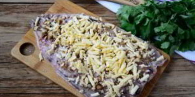 запеченная скумбрия с орехово-сырной начинкой