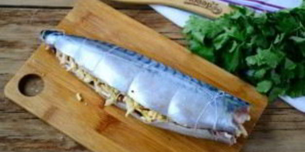 запеченная скумбрия с орехово-сырной начинкой