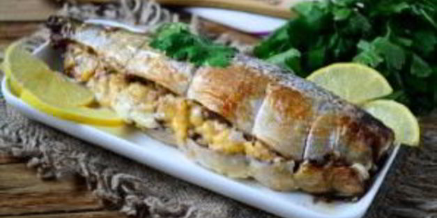 запеченная скумбрия с орехово-сырной начинкой