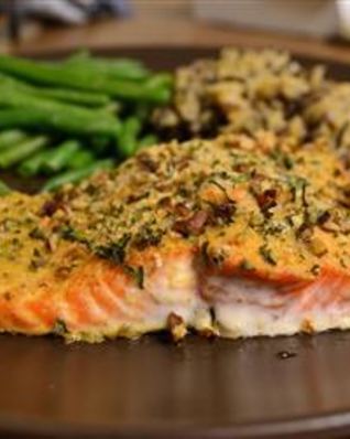 Запеченный лосось под орехово-горчичной шубкой