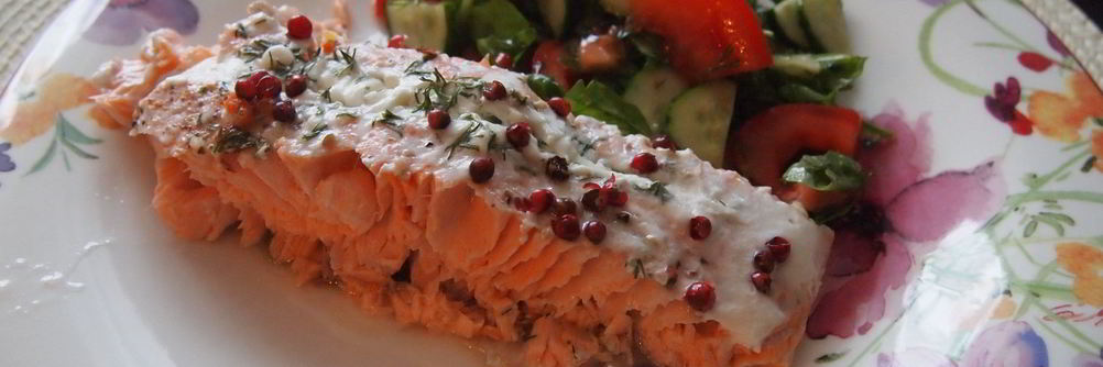 Запеченный лосось с розовым перцем