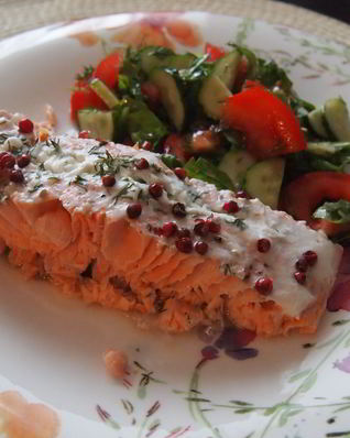 Запеченный лосось с розовым перцем