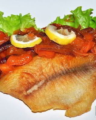 Жареная тилапия с луком и томатами