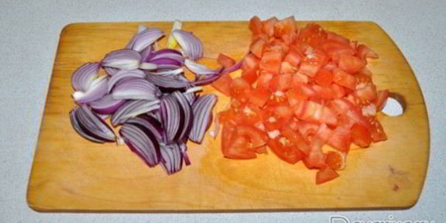 жареная тилапия с луком и томатами